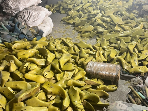 Thu Mua Phom Giầy Phế Liệu Giá Cao Toàn Quốc – Uy Tín, Nhanh Chóng