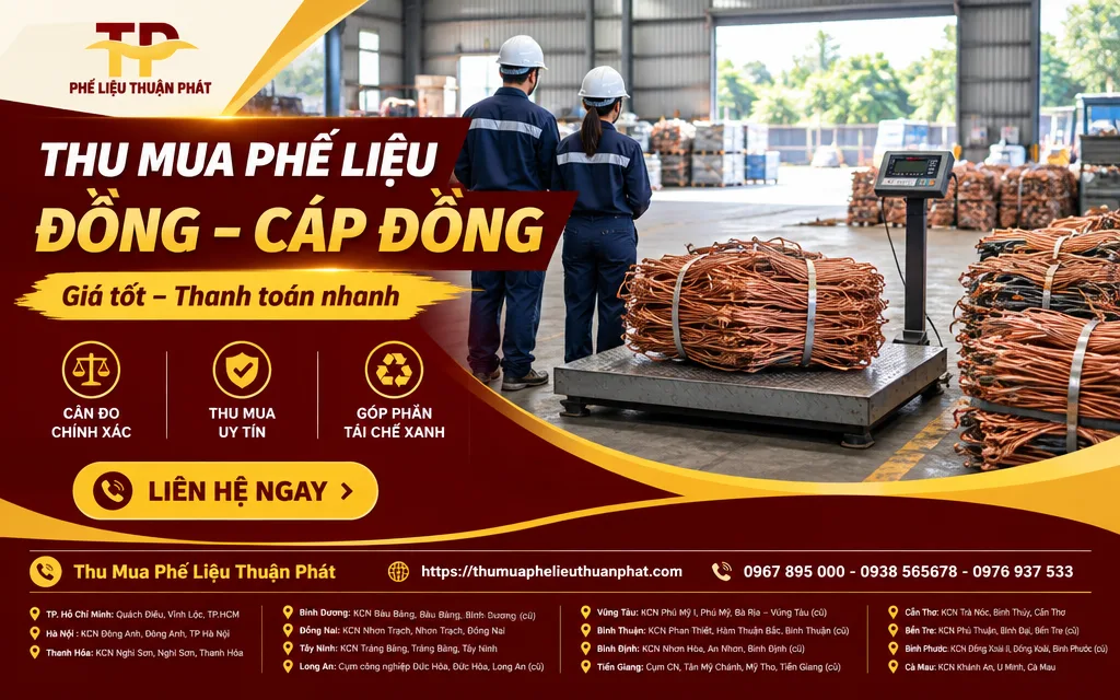 Đồng c&aacute;p phế liệu được c&acirc;n tại kho với nh&acirc;n vi&ecirc;n gi&aacute;m s&aacute;t.
