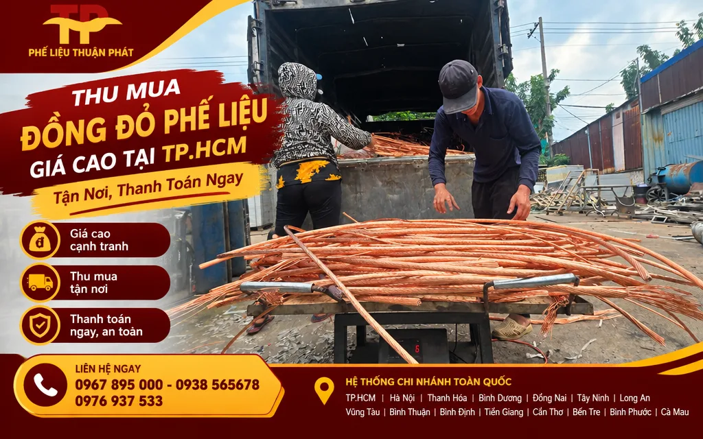 Nh&acirc;n vi&ecirc;n bốc xếp đồng c&aacute;p phế liệu l&ecirc;n xe tại kho kh&aacute;ch h&agrave;ng.