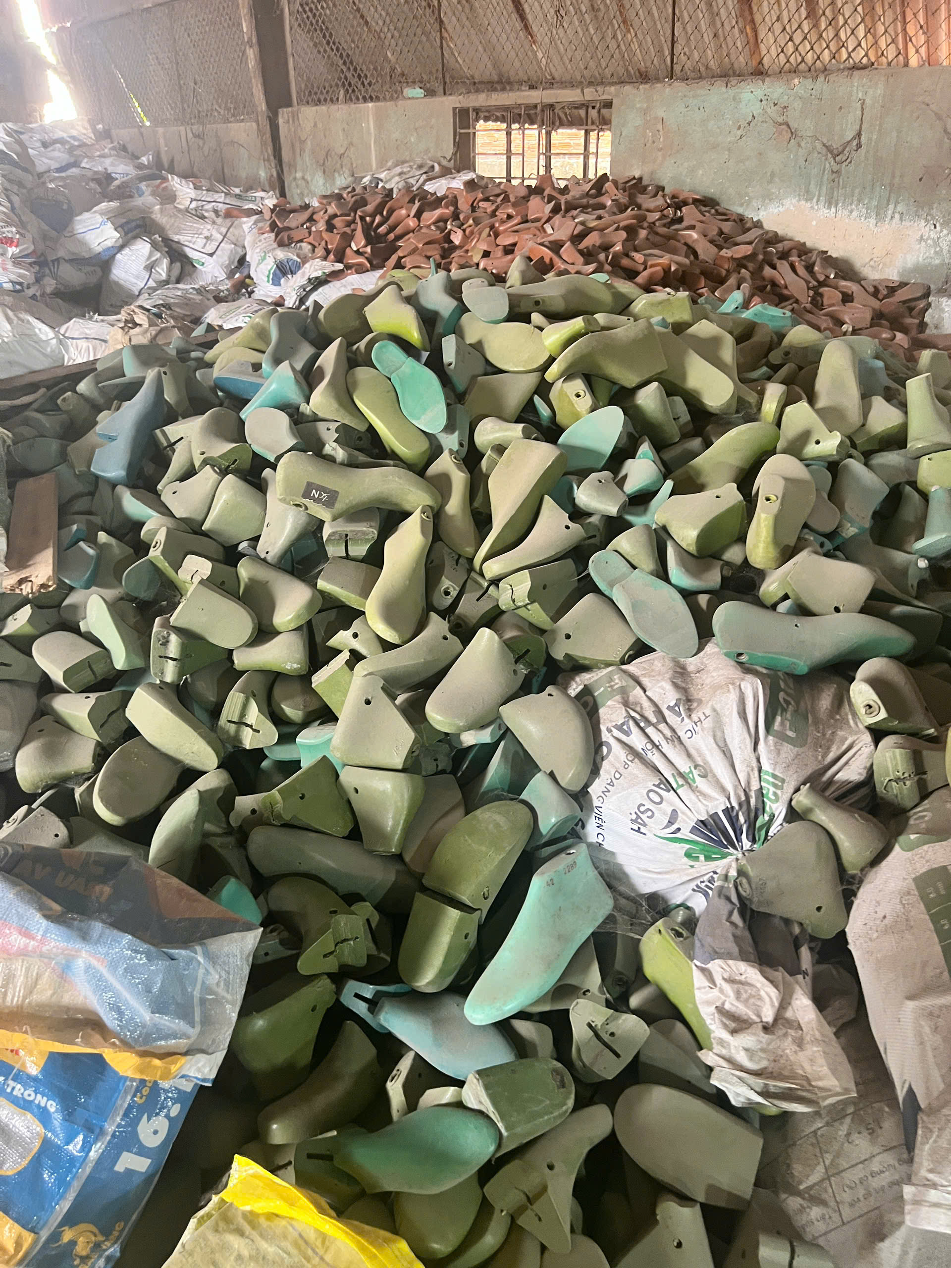 Thu Mua Phom Giầy Phế Liệu Gi&aacute; Cao To&agrave;n Quốc &ndash; Uy T&iacute;n, Nhanh Ch&oacute;ng