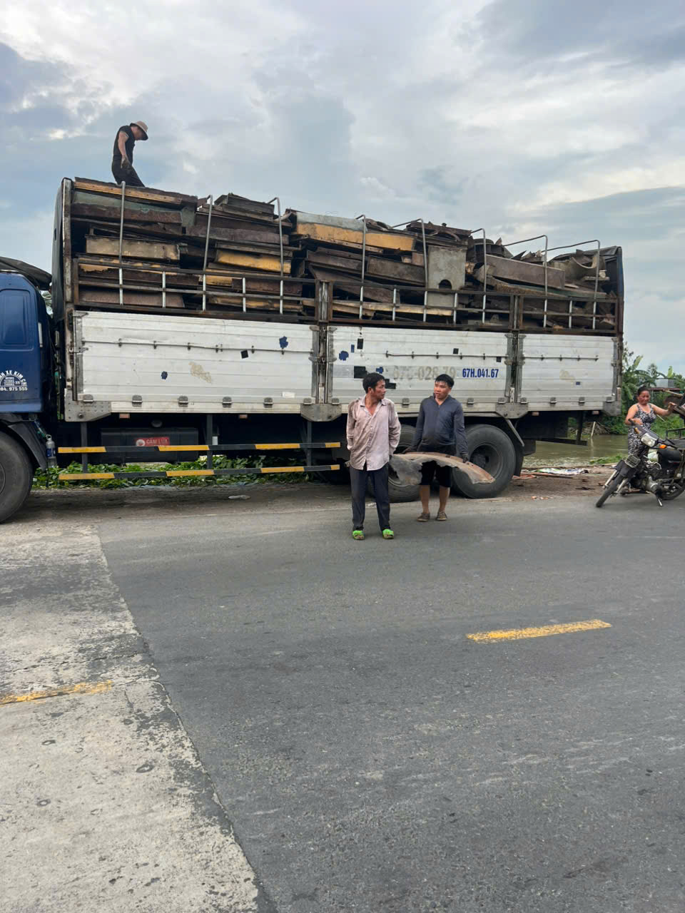 tập kết hàng lên xe